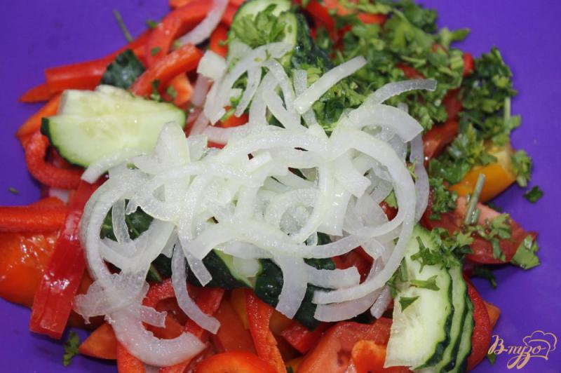 Фото приготовление рецепта: Овощной салат с редисом  и маринованным луком шаг №5