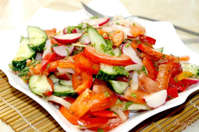 Фото приготовление рецепта: Овощной салат с редисом  и маринованным луком шаг №6