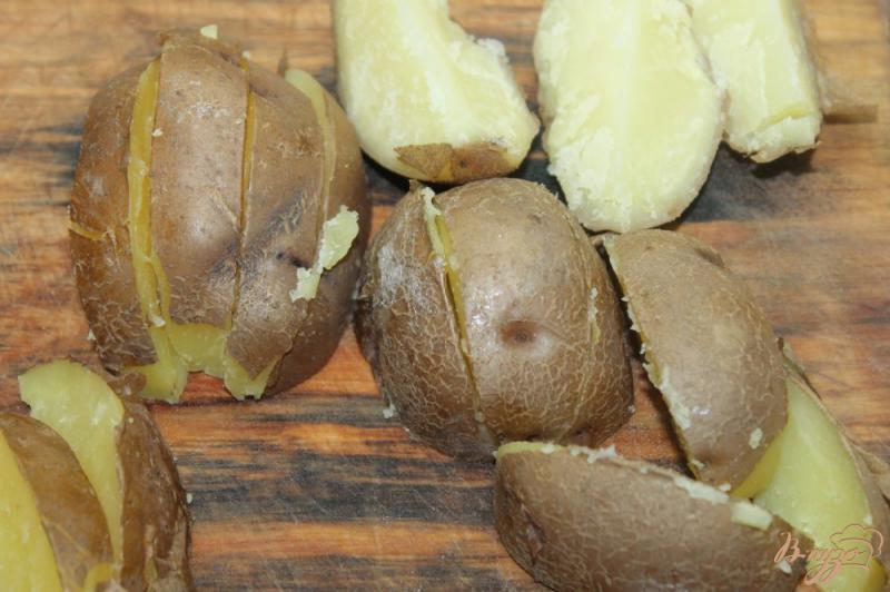 Фото приготовление рецепта: Картофель дольками в чесночном соусе шаг №4