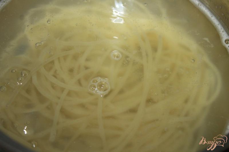 Фото приготовление рецепта: Спагетти с мясной начинкой шаг №4