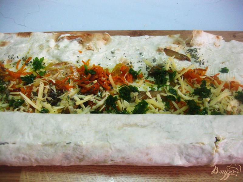 Фото приготовление рецепта: Закуска из грибов с овощами в лаваше шаг №12