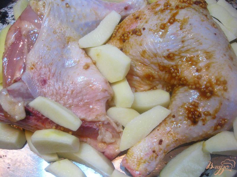 Фото приготовление рецепта: Курица запеченная с картофелем шаг №3