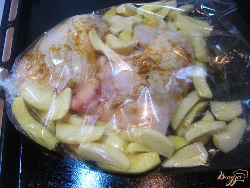 Фото приготовление рецепта: Курица запеченная с картофелем шаг №4