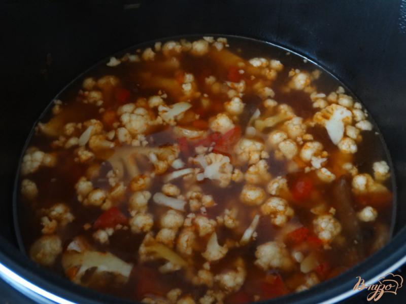 Фото приготовление рецепта: Суп томатный с цветной капустой и грибами шаг №4
