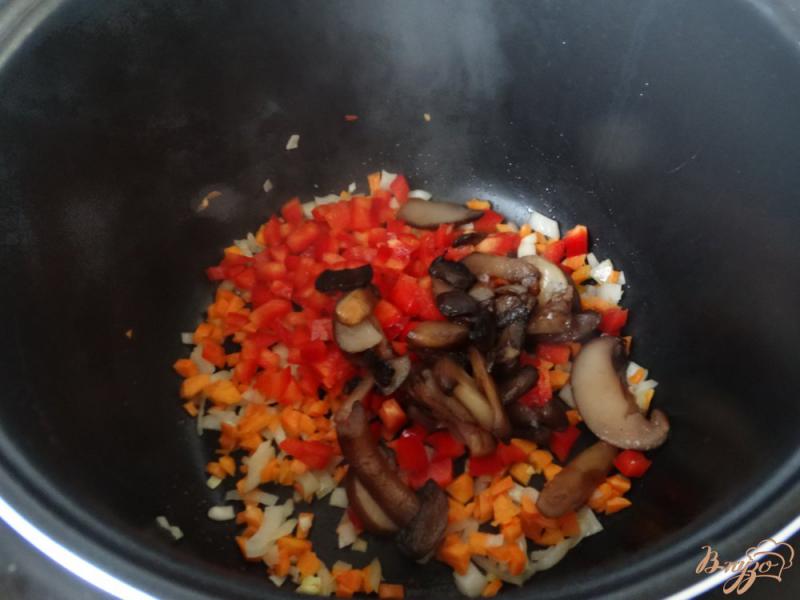 Фото приготовление рецепта: Суп томатный с цветной капустой и грибами шаг №2