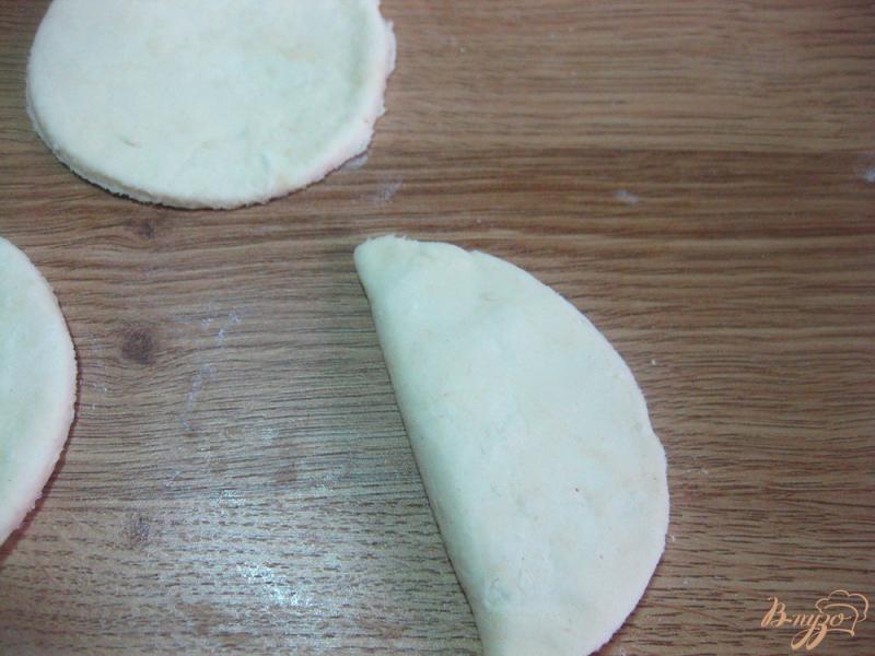 Фото приготовление рецепта: Печенье из творога без яиц «Утиные лапки» шаг №9