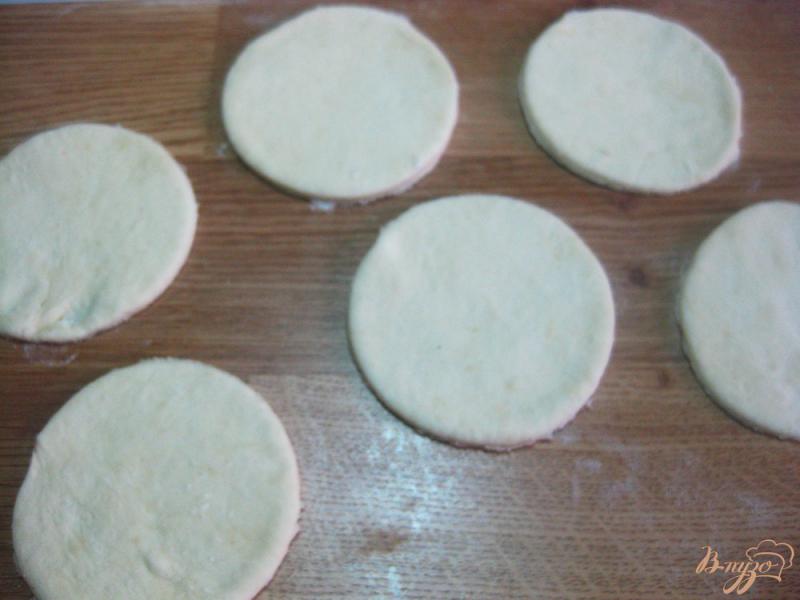 Фото приготовление рецепта: Печенье из творога без яиц «Утиные лапки» шаг №7