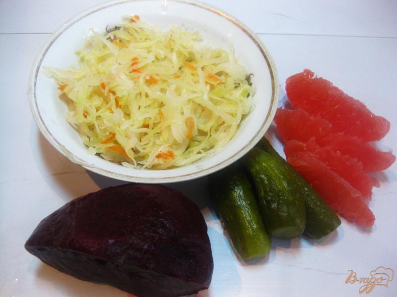 Фото приготовление рецепта: Салат с квашеной капустой и грейпфрутом шаг №1