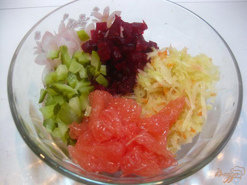 Фото приготовление рецепта: Салат с квашеной капустой и грейпфрутом шаг №6