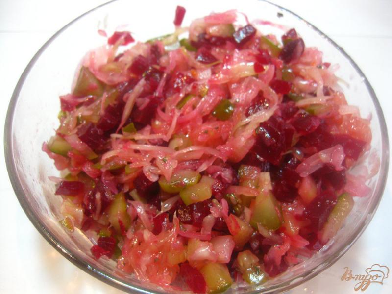 Фото приготовление рецепта: Салат с квашеной капустой и грейпфрутом шаг №8