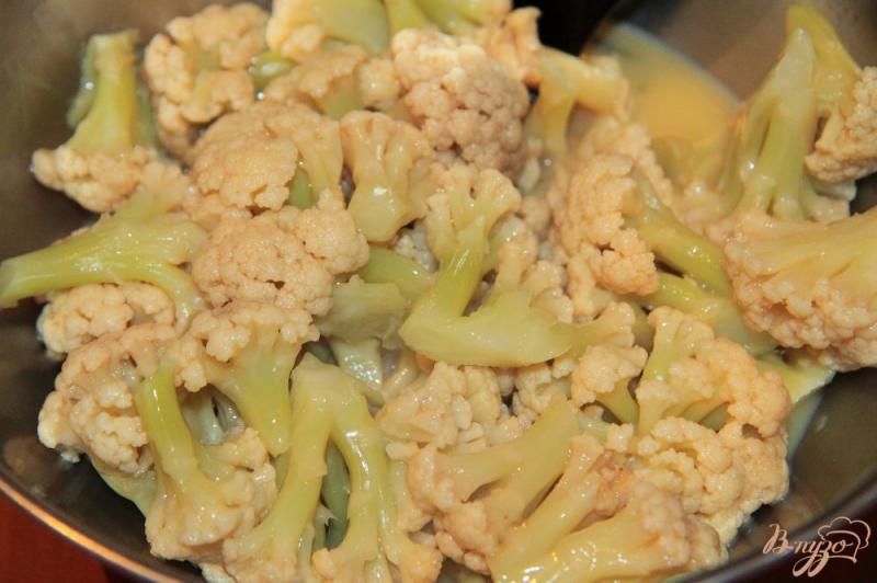 Фото приготовление рецепта: Жареная цветная капуста в сухарях шаг №3