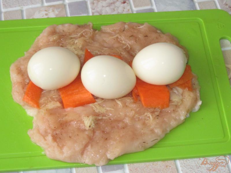 Фото приготовление рецепта: Рулет из куриной  грудки с яйцом и сыром шаг №5