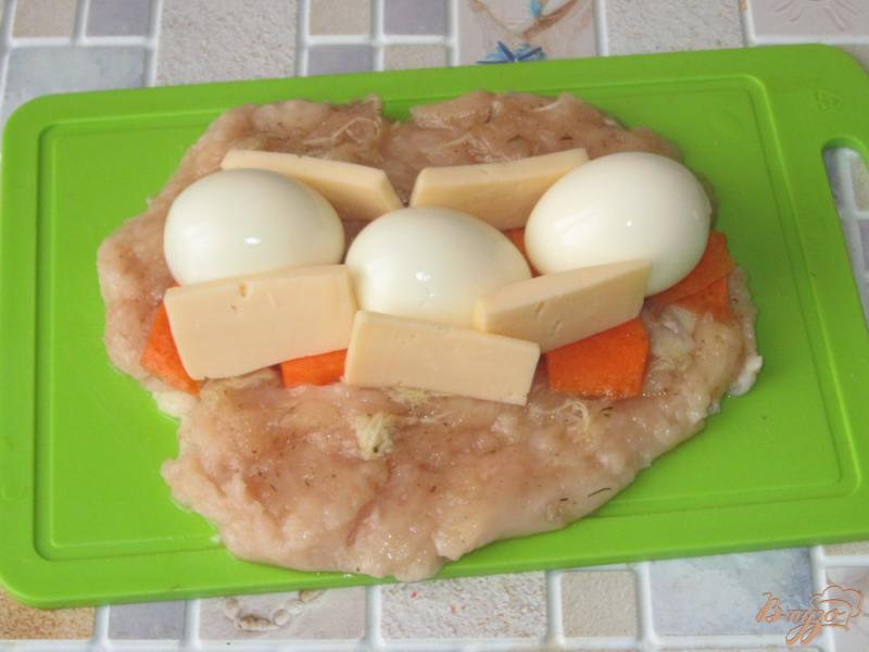 Фото приготовление рецепта: Рулет из куриной  грудки с яйцом и сыром шаг №6