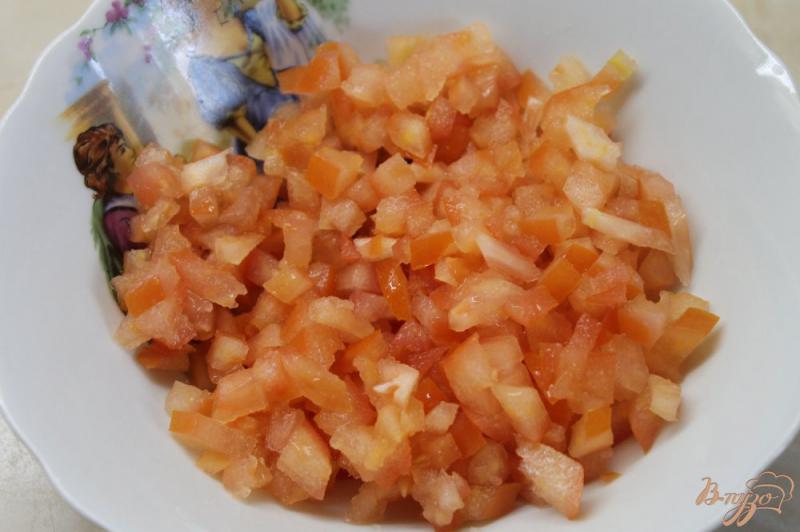 Фото приготовление рецепта: Бутерброды с помидорами, фетой и оливками шаг №3