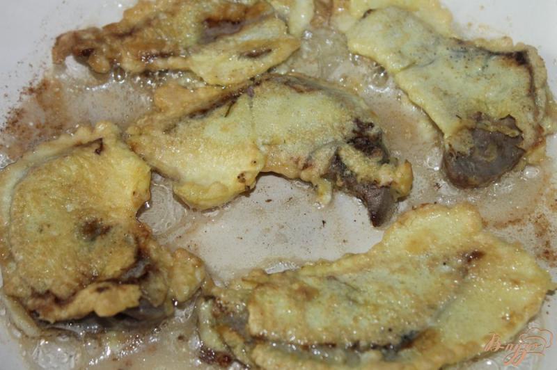 Фото приготовление рецепта: Свиная печень в яичном кляре с помидорами и оливками шаг №4