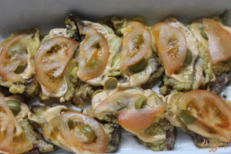 Фото приготовление рецепта: Свиная печень в яичном кляре с помидорами и оливками шаг №6