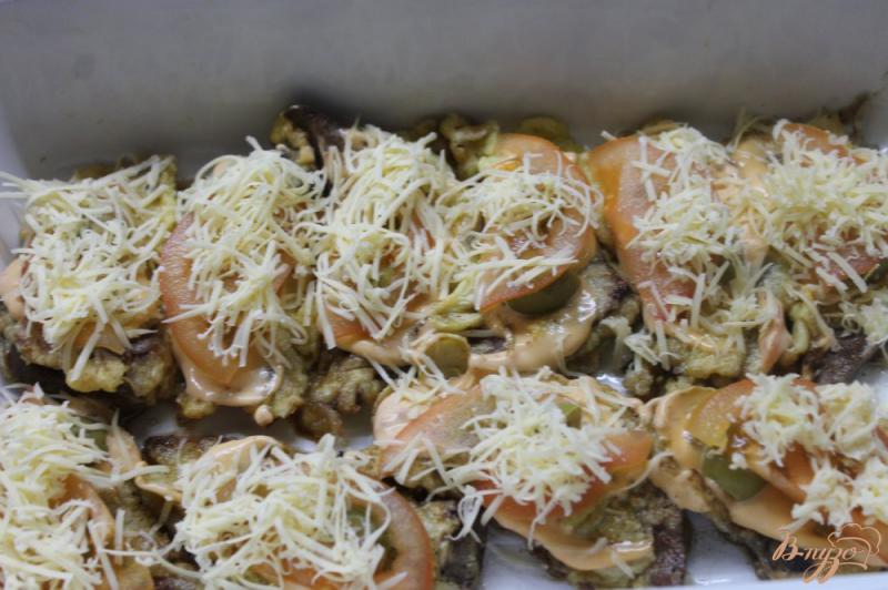 Фото приготовление рецепта: Свиная печень в яичном кляре с помидорами и оливками шаг №7