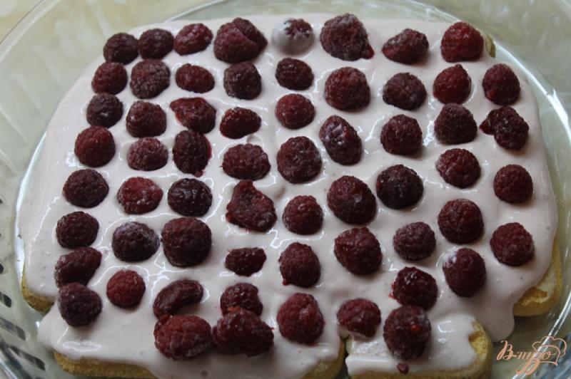 Фото приготовление рецепта: Быстрый тортик с творогом и малиной из печенья « Савоярди» шаг №6