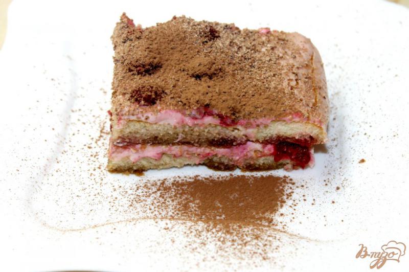 Фото приготовление рецепта: Быстрый тортик с творогом и малиной из печенья « Савоярди» шаг №7