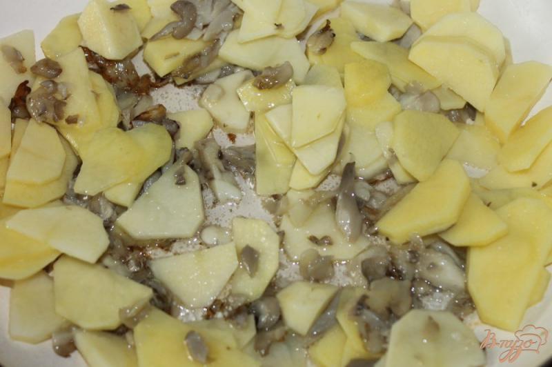 Фото приготовление рецепта: Жареный картофель с вешенками шаг №3