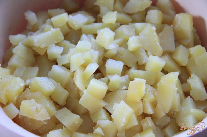 Фото приготовление рецепта: Cалат со свежей капустой, картофелем, курицей и сыром шаг №6