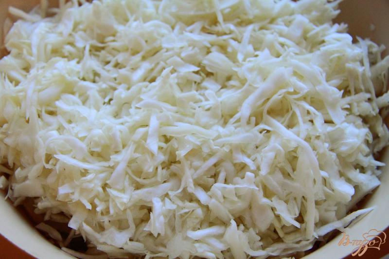 Фото приготовление рецепта: Cалат со свежей капустой, картофелем, курицей и сыром шаг №7