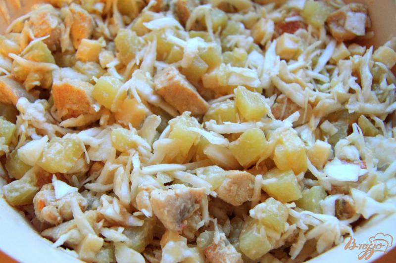 Фото приготовление рецепта: Cалат со свежей капустой, картофелем, курицей и сыром шаг №9