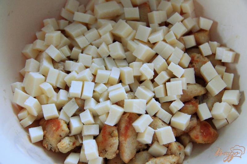 Фото приготовление рецепта: Cалат со свежей капустой, картофелем, курицей и сыром шаг №5