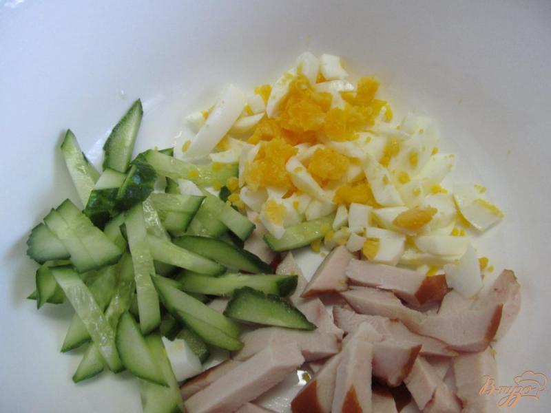 Фото приготовление рецепта: Салат с копченой куриной грудкой и черносливом шаг №2