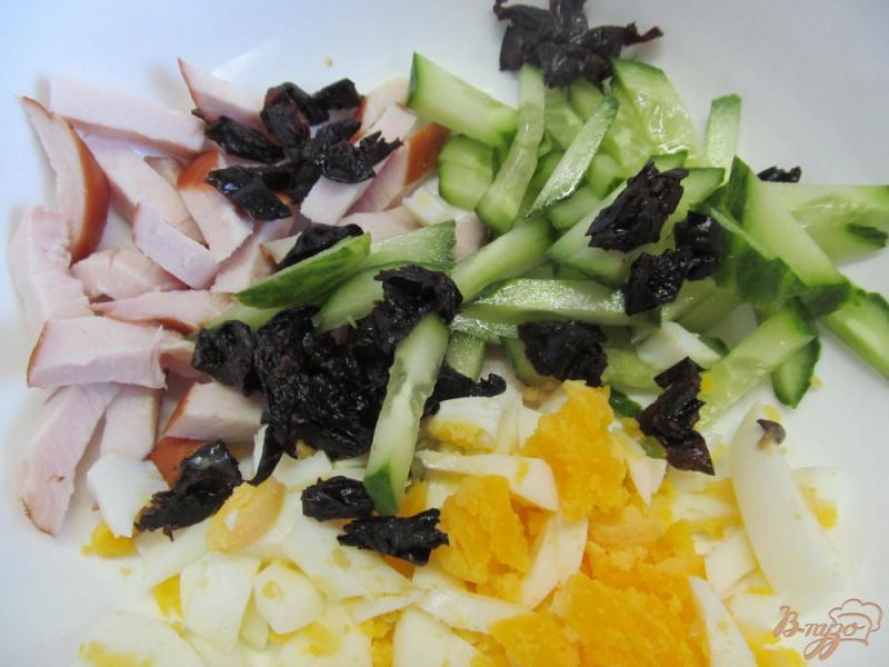 Фото приготовление рецепта: Салат с копченой куриной грудкой и черносливом шаг №3