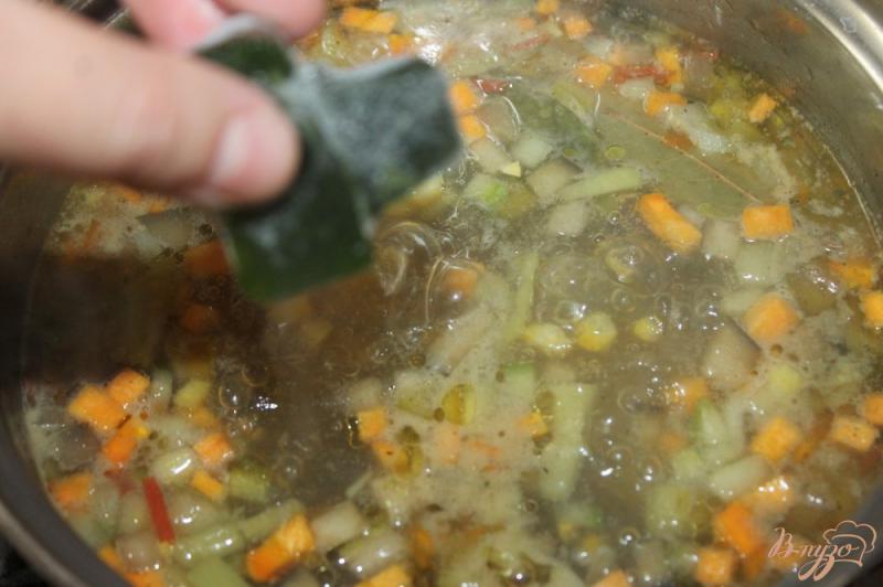 Фото приготовление рецепта: Овощной суп с фрикадельками и шпинатом шаг №4