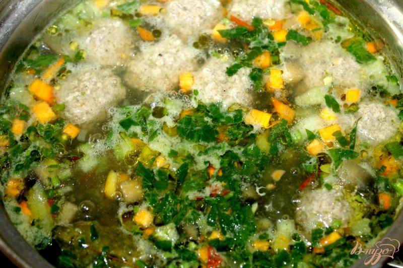 Фото приготовление рецепта: Овощной суп с фрикадельками и шпинатом шаг №5