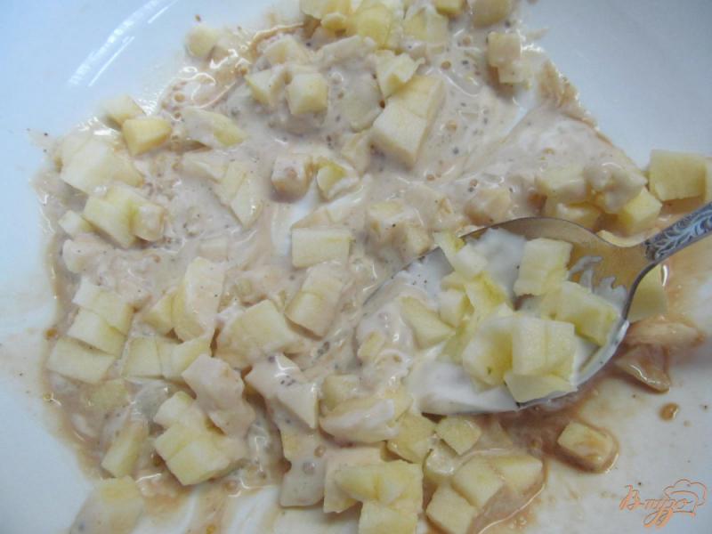 Фото приготовление рецепта: Салат из крабовых палочек с яблоком шаг №3