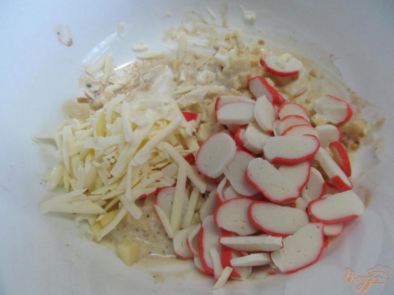 Фото приготовление рецепта: Салат из крабовых палочек с яблоком шаг №4