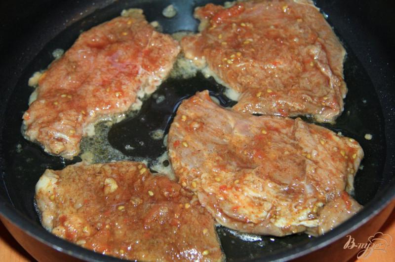 Фото приготовление рецепта: Тушеная свинина в соевом соусе шаг №5