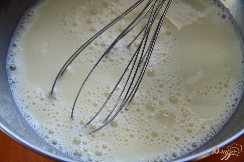Фото приготовление рецепта: Пирог из заливного теста с колбасой, сыром и зеленью шаг №5
