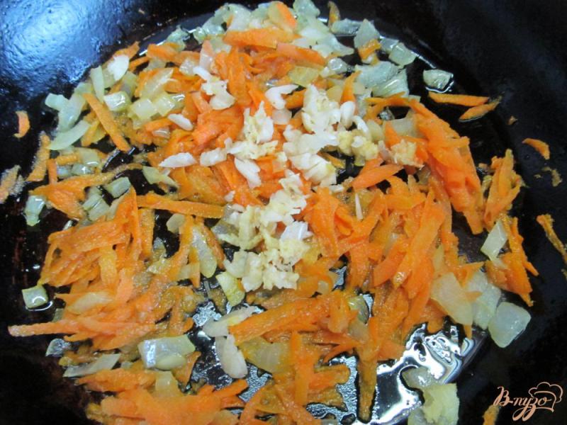 Фото приготовление рецепта: Рис с имбирем и морковью шаг №3