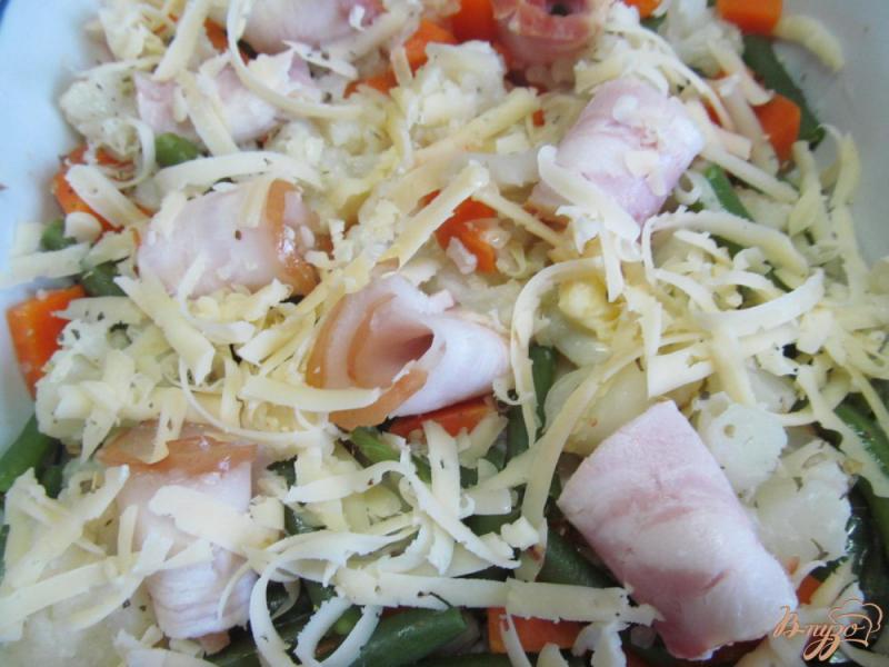 Фото приготовление рецепта: Запеченный салат под сыром шаг №5