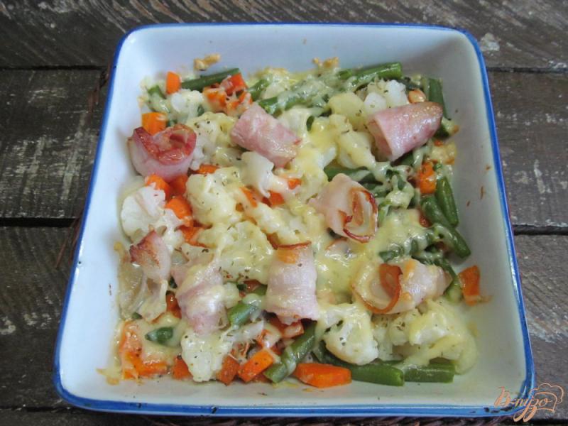 Фото приготовление рецепта: Запеченный салат под сыром шаг №6