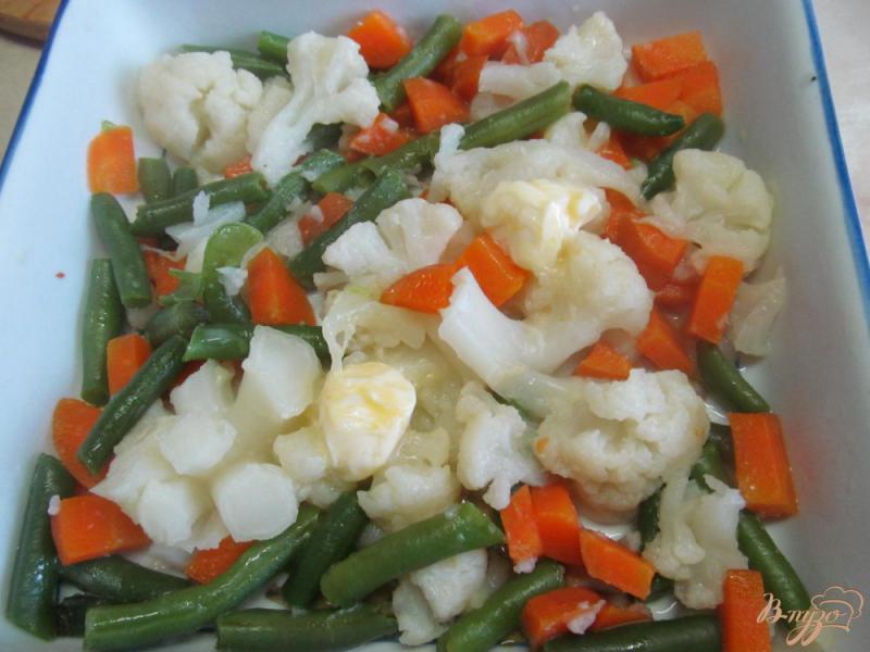 Фото приготовление рецепта: Запеченный салат под сыром шаг №3