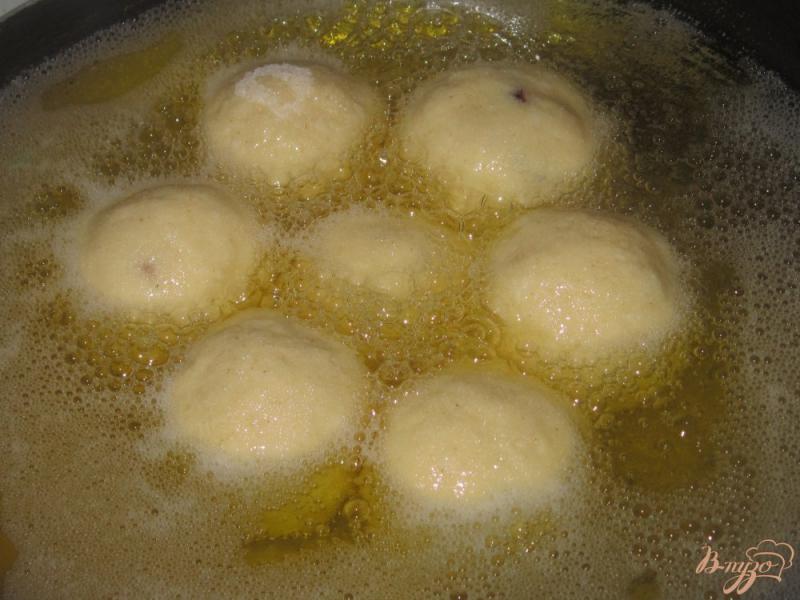 Фото приготовление рецепта: Творожные шарики с клюквой в сахаре шаг №10