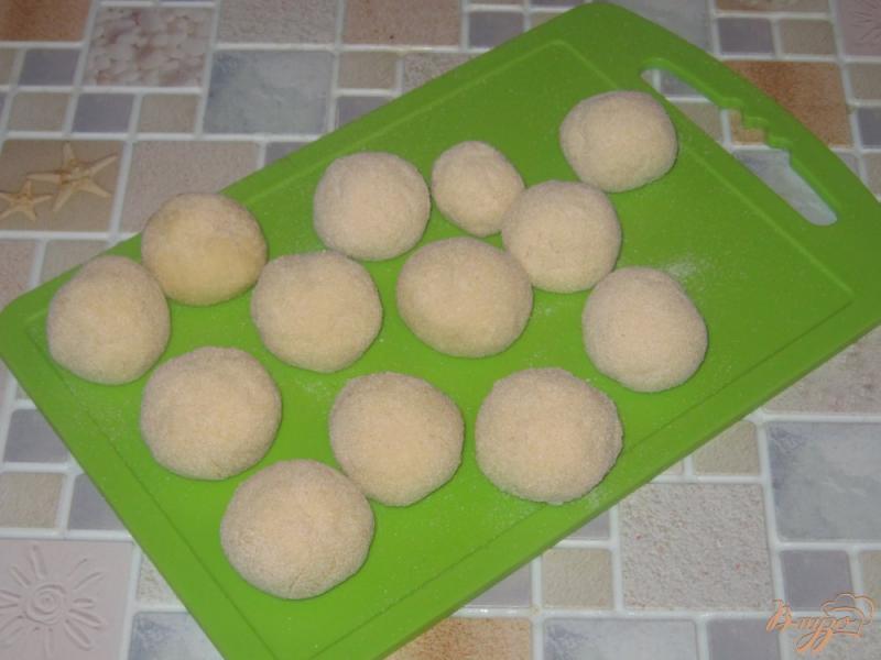 Фото приготовление рецепта: Творожные шарики с клюквой в сахаре шаг №9