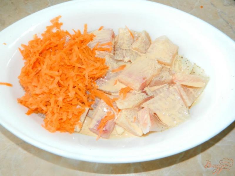 Фото приготовление рецепта: Запеченная рыба в соево-сметанном соусе шаг №3