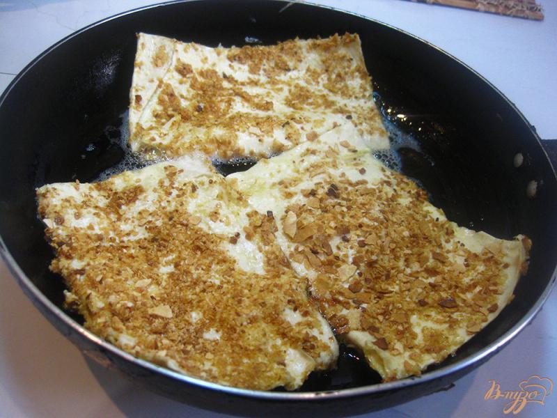 Фото приготовление рецепта: Лаваш с сыром в панировке шаг №8