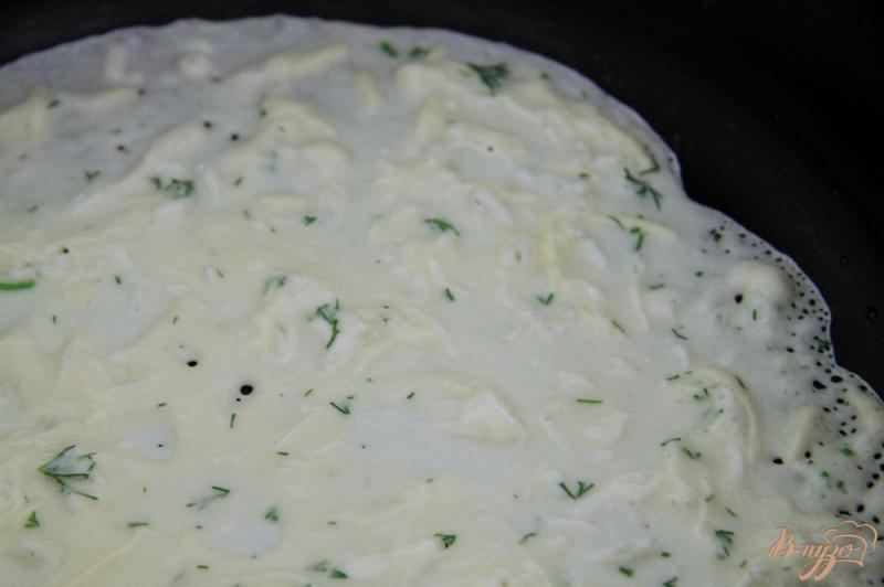 Фото приготовление рецепта: Блинчики с сыром и зеленью шаг №8