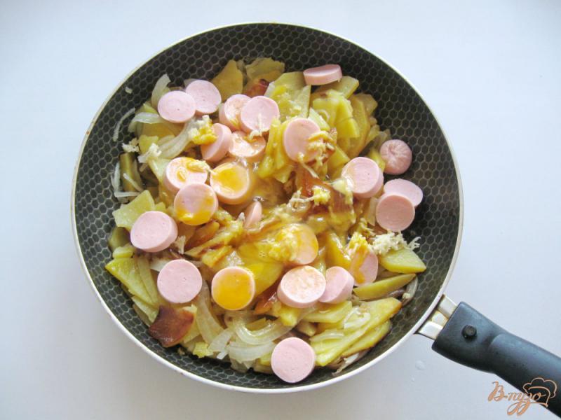 Фото приготовление рецепта: Картофель жареный с сосисками и яйцами шаг №4