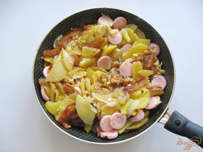 Фото приготовление рецепта: Картофель жареный с сосисками и яйцами шаг №5