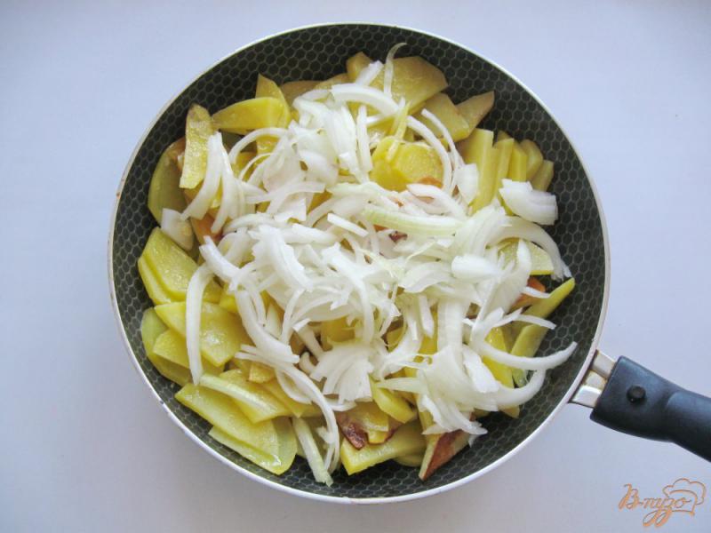 Фото приготовление рецепта: Картофель жареный с сосисками и яйцами шаг №2