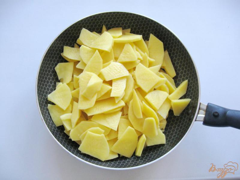 Фото приготовление рецепта: Картофель жареный с сосисками и яйцами шаг №1