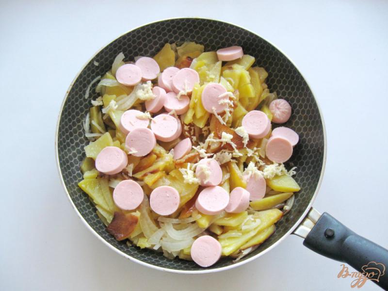 Фото приготовление рецепта: Картофель жареный с сосисками и яйцами шаг №3